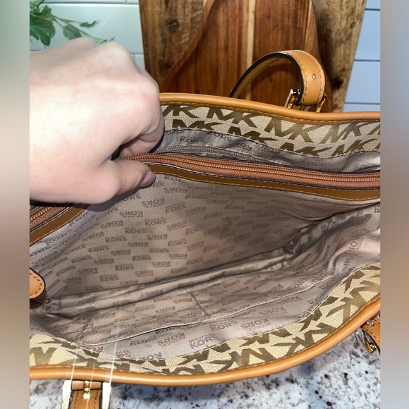 Michael Kors MK Signature Tote Shoulder Handbag Purse Tan Gold Jet Set - Picture 9 of 16